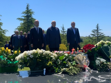 АСЛАН БЖАНИЯ ВОЗЛОЖИЛ ЦВЕТЫ К МОГИЛЕ ПЕРВОГО ПРЕЗИДЕНТА ВЛАДИСЛАВА АРДЗИНБА